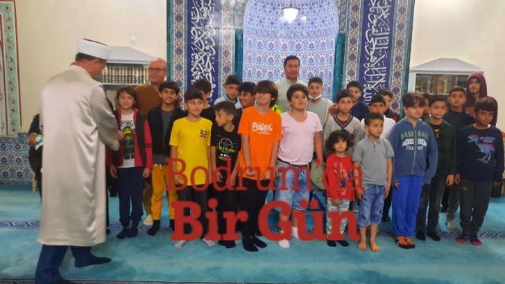 Bodrum Bayram Namazinda Cami̇lere Akin Etti̇ 6 626ecdf01655740cfc4265d8 4