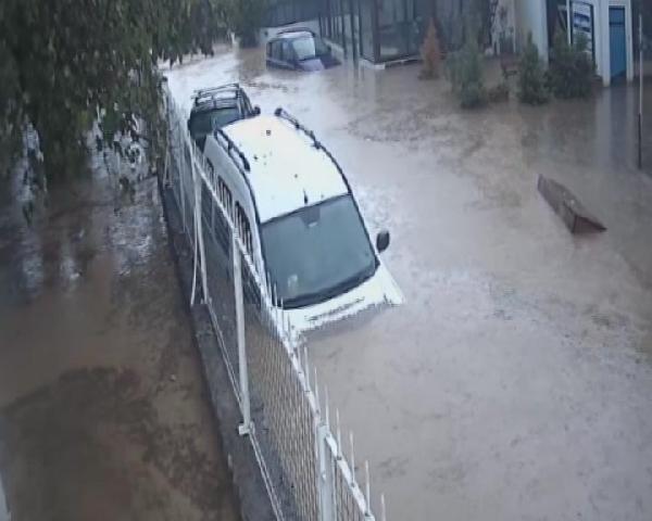 Selde Caminin Demir Korkuluklarına Bağlayarak Kurtardı 3 684f7339c8951f80c252c77f322ac2ff