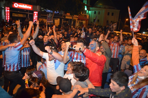 Bodrum'da Trabzonspor Şampi̇yonluğu Görsel Şölen Oluşturdu 7 DSC 3371