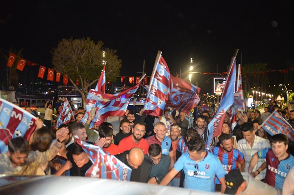 Bodrum'da Trabzonspor Şampi̇yonluğu Görsel Şölen Oluşturdu 19 DSC 3484