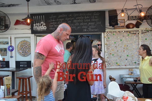 'Dünyanın En Korkutucu Adamı Lakablı Ünlü Aktöre Bodrum'da Yoğun Ilgi 3 DSC 5157 1