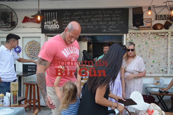 'Dünyanın En Korkutucu Adamı Lakablı Ünlü Aktöre Bodrum'da Yoğun Ilgi 6 DSC 5159