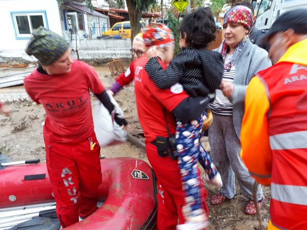 Bodrum'da Evlerinde Mahsur Kalan Vatandaşlar Zodyak Botlarla Kurtarıldı 4 IMG 20181129 WA0043 e1543515513193