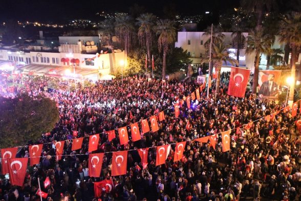 Bodrum’da Cumhuriyet Bayramı Fener Alayı Coşkusu Yaşandı 6 bodrumda cumhuriyet bayrami fener alayi ve kutsi konseriyle kutlandi 1 e1540846421567