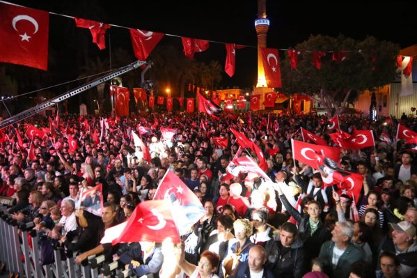 Bodrum’da Cumhuriyet Bayramı Fener Alayı Coşkusu Yaşandı 8 bodrumda cumhuriyet bayrami fener alayi ve kutsi konseriyle kutlandi 9 e1540846442202