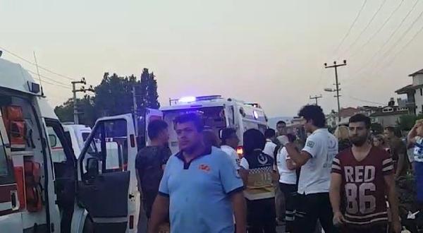 Tur Minibüsü Traktöre Çarptı: 6'Sı Turist, 8 Yaralı 4 ccb72e8157e04d8424f8e0e83e2dedb6