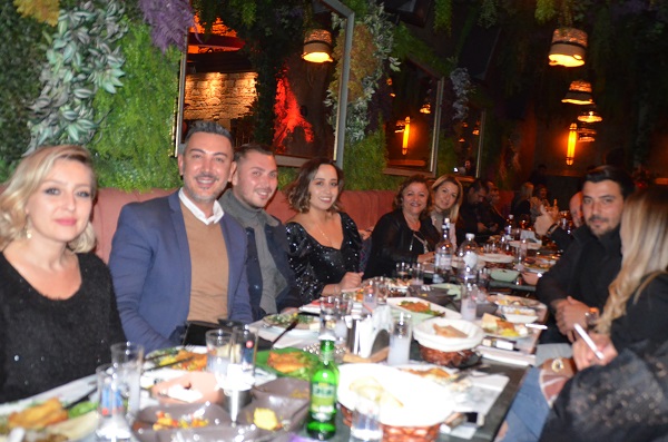 Yeni Yaş Gününü Arkadaşları Ile Kutladı 2 emel 3