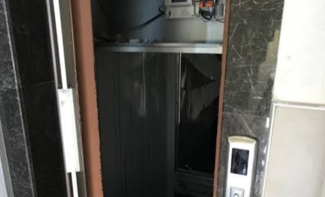 Asansörün üzerine düşmesi sonucu ağır yaralandı. | Bodrum Haber