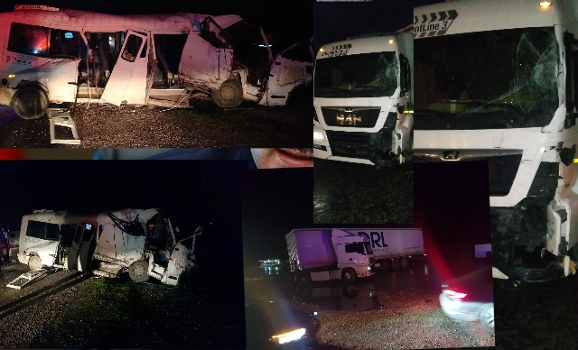 Öğrenci Servisi Ile Tir Çarpıştı: 17 Yaralı 1 050120221317384008078