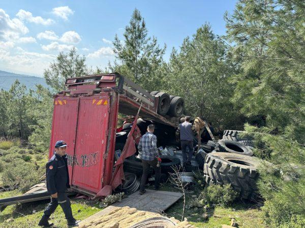 Devrilen kamyonda sıkışan sürücü hayatını kaybetti 14 Bu Canlarin Vebali Kimin 2 600x450 1