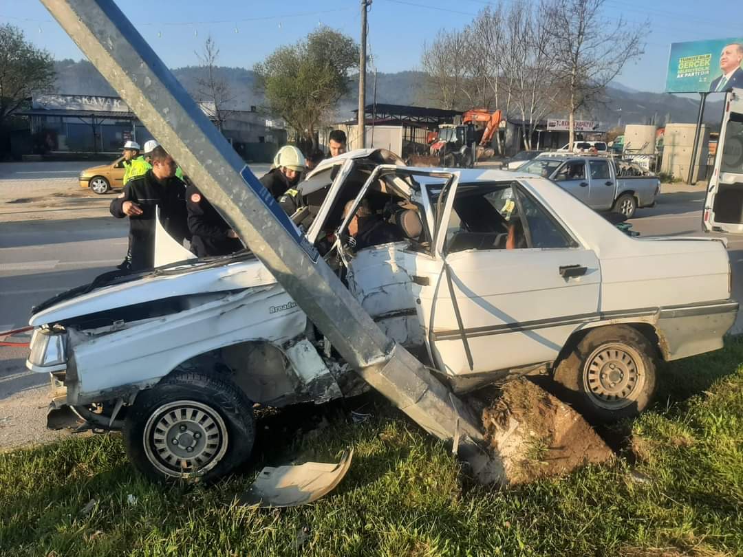 Otomobilin sürücüsü öldü, eşi ağır yaralandı. 11 FB IMG 1711040260387