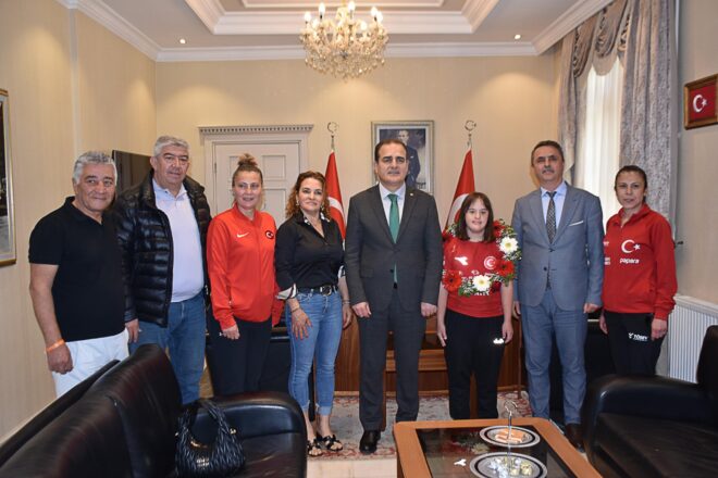 Dünya İkincisi ve Üçüncüsü Olan Milli Yüzücü Elif Oral Törenle Karşılandı 17 IMG 20240326 WA0061 e1711485089593