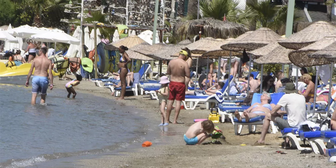 Muğla'nın tatil ilçeleri hareketlendi 13 BODRUMDA PLAJLARDA BAYRAM YOGUNLUGU 38520 1.jpg