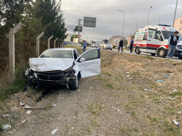 İki otomobil çarpıştı ve 1'i çocuk 3 kişi yaralandı. Kazad 2 IMG 20240422 WA0043 e1713808906537