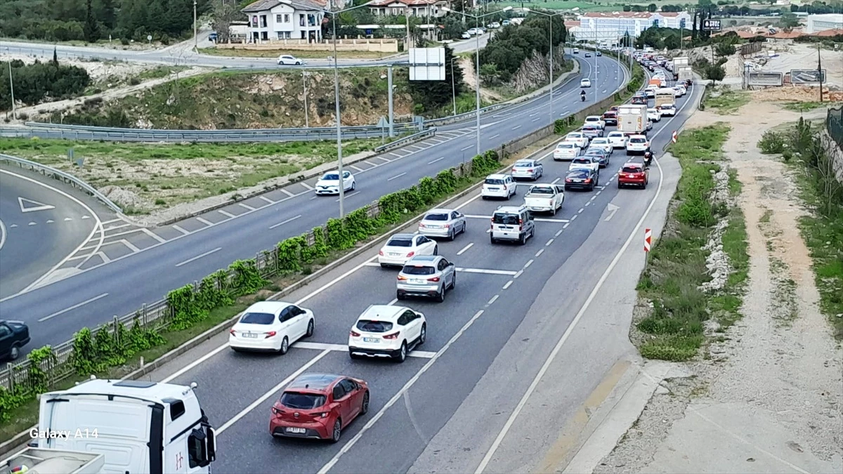 Tatilciler dönüş yolunda uzun araç kuyrukları oluştu 4 mugla da bayram tatilinde uzun arac kuyruklar 5 17233877 amp