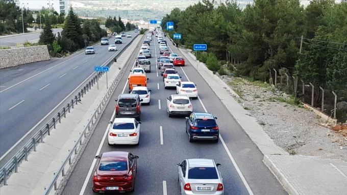Tatilciler dönüş yolunda uzun araç kuyrukları oluştu 16 muglada tatilciler donus yolunda uzun arac kuyruklari olusturdu e1713106736153