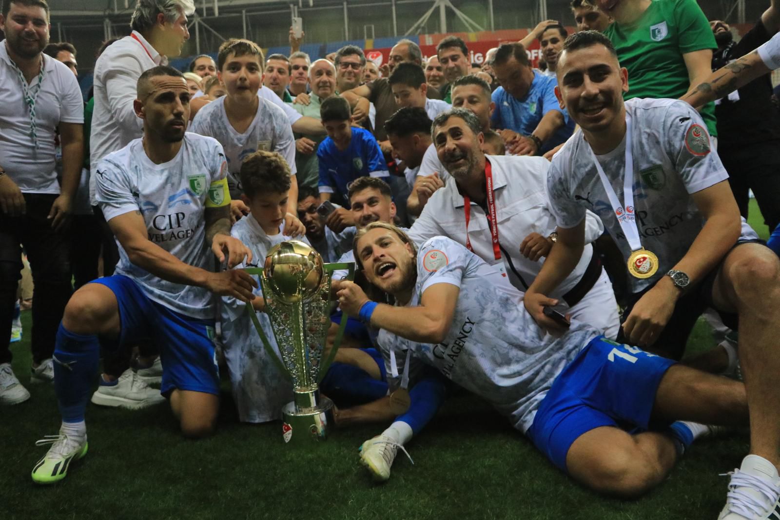 Bodrum FK kupa sevincini coşkuyla yaşadı 3 IMG 20240531 WA0006
