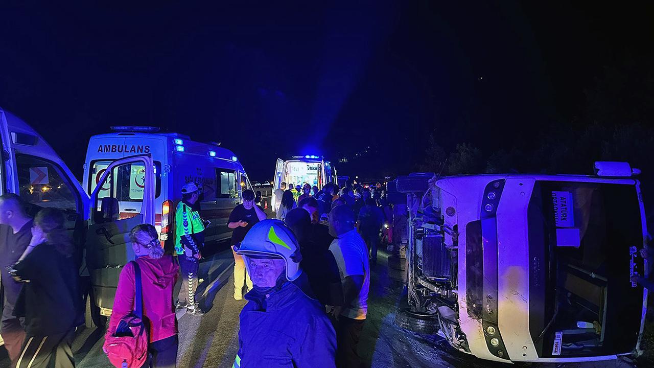 Öğrencileri taşıyan otobüs şarampole devrildi: 25 yaralı 19 kaza iha 2227544