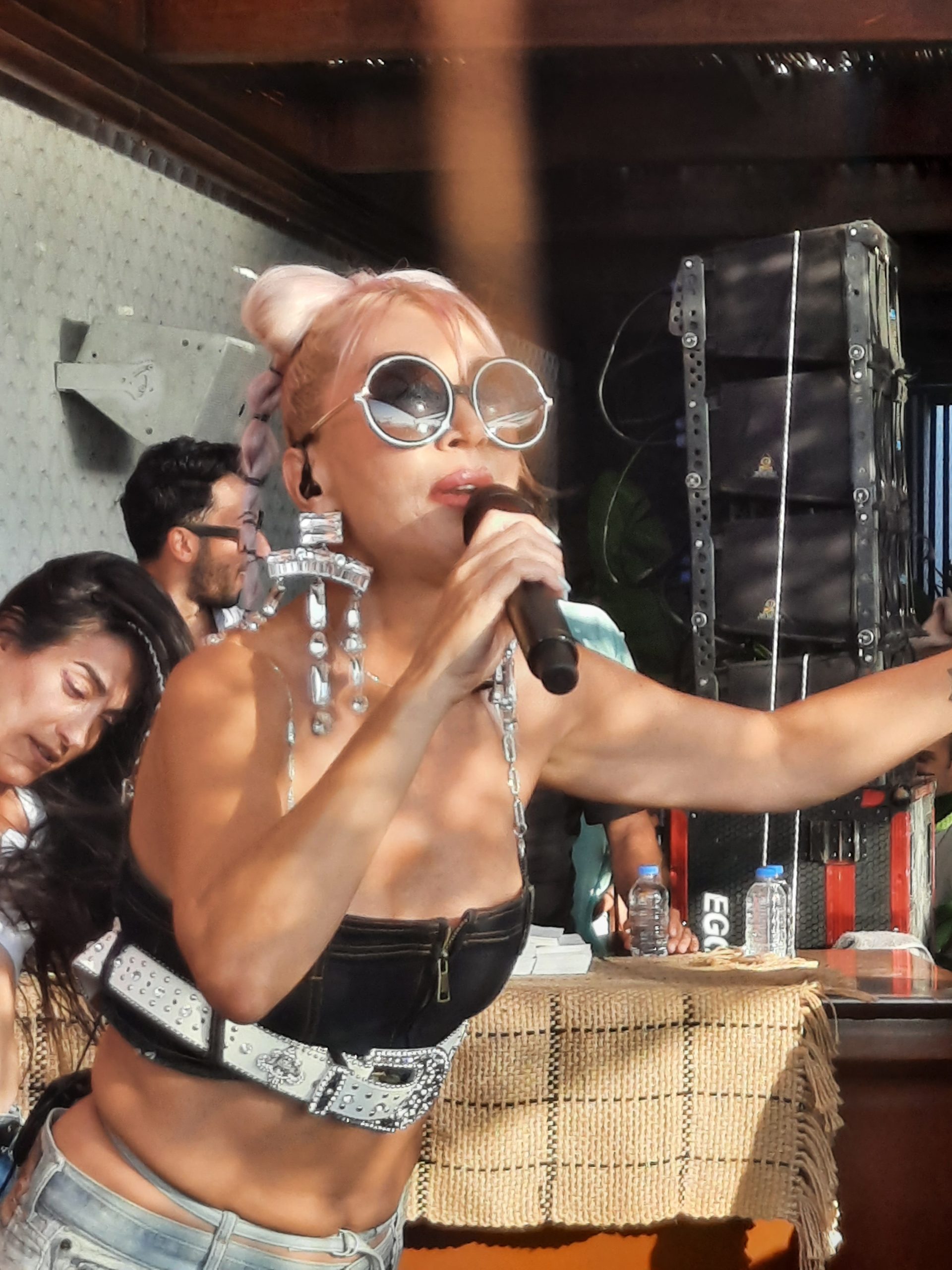 Zodyak Bot ile sahneye gelen Hande Yener Itza'yı salladı 2 20240720 185158 scaled