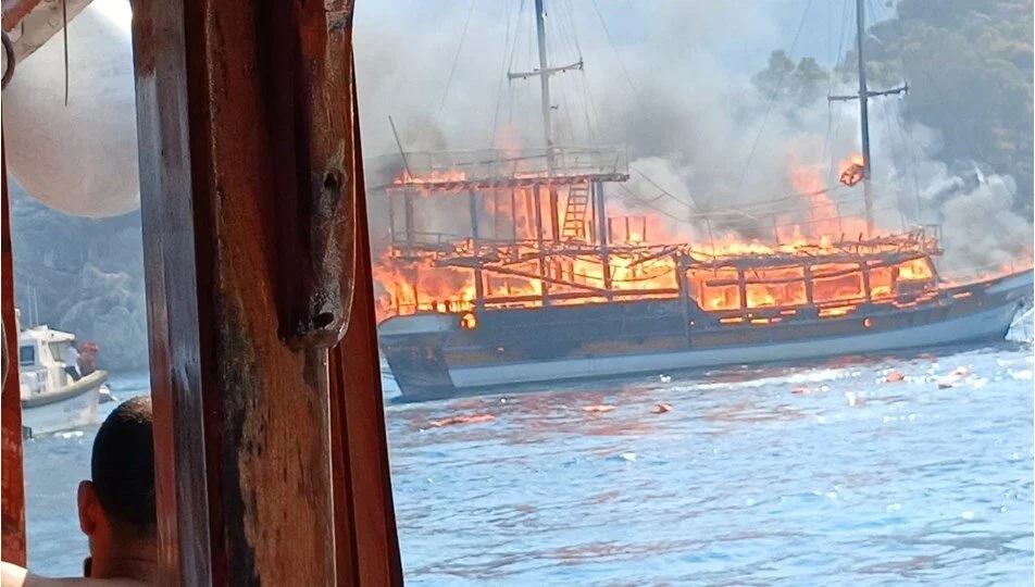 Marmaris tur teknesi alev alev yandı 10 d3ntX6NOjUapAj6We8N8Ng