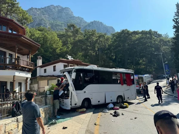 Freni boşalan tur otobüsü park halindeki araçlara çarptı: 2 ölü, 33 yaralı 6 mugla da tur otobusu park halindeki araclara 17517434 amp e1720862396170