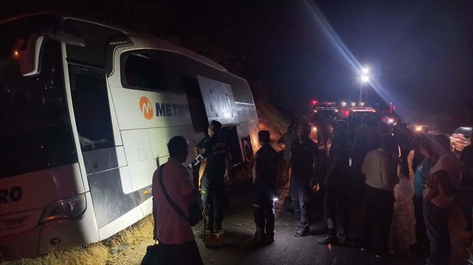 Yolcu otobüsü bir yayaya çarpıp yan yattı kazada1 ölü 7 yaralı 7 whatsapp image 2024 08 21 at 002755