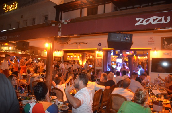 ZAZU'eşsiz lezzetleri yanı sıra müzik ziyafeti devam ediyor. 2 zazusahne