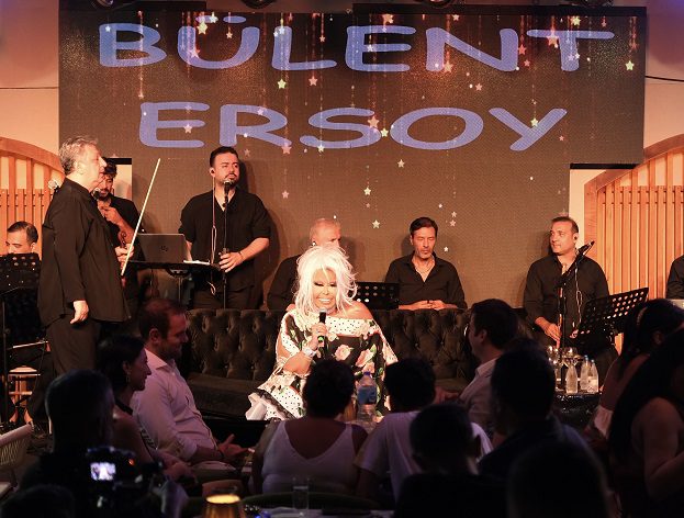 CHAN YALIKAVAK BÜLENT ERSOY’LA GÖRKEMLİ BİR GİRİŞ YAPTI 2 BULENT ERSOY