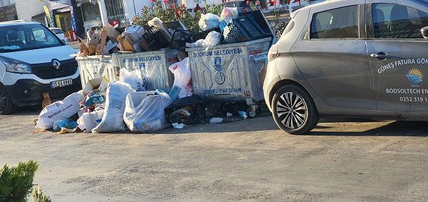 Konacık Mahallesi’nde toplanmayan çöplere tepki 1 87889858565898