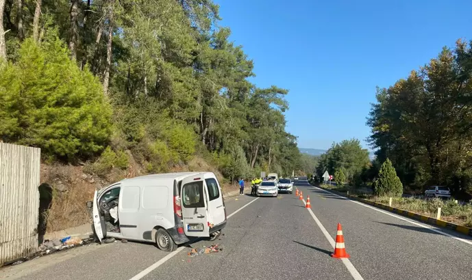 Kamyonet, istinat duvarına çarptı 2 çocuk öldü 10 6749b00bbf499c476b3022a9