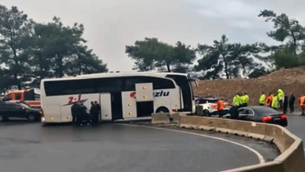 Yolcu otobüsü polis aracına çarptı 1 dehset anlari yolcu otobusu polis aracina carpti e74a92 e1734773258137