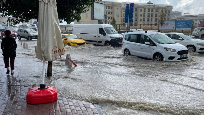 Muğla çevrelerinde yeni yağışlı hava geliyor 13 saganak kapx cover e1733392545527