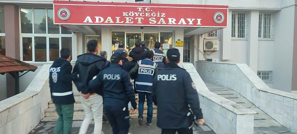 Kendilerini istihbaratçı polisler olarak tanıtıp zorla gasp ettiler 20 7ab458aa aede 46e8 aa27 fc7acb823797