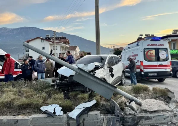 Fethiye'de Kargo Aracı ile Otomobil Çarpıştı 5 yaralı 7 fethiye de kargo araci ile otomobil carpisti 4 18283115 amp e1737450503373