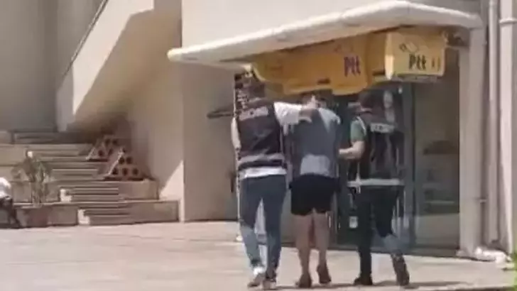 Sahte dövizle alışveriş yapan turist, sınır dışı edildi 7 680d4fa1e051c3c81a23a9d1