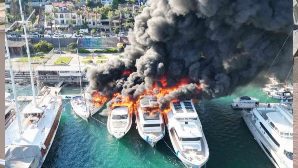 Fethiye'de teknede çıkan yangın, diğer tekneleri sardı 14 indir 3