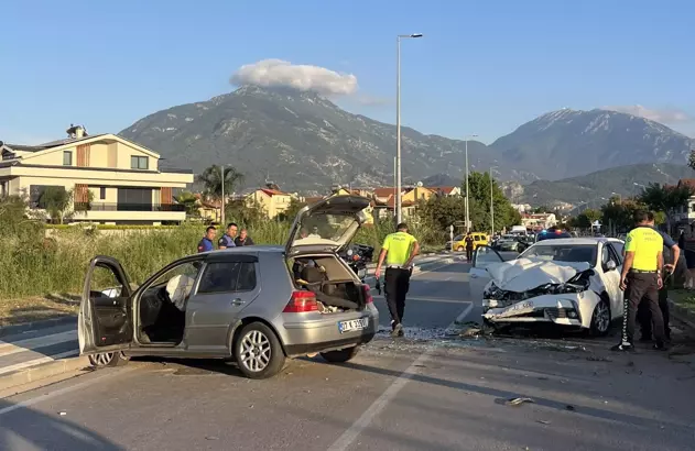 2 otomobil çarpıştı; 1 ölü, 3 yaralı 3 6838d302f142a55731bfb027