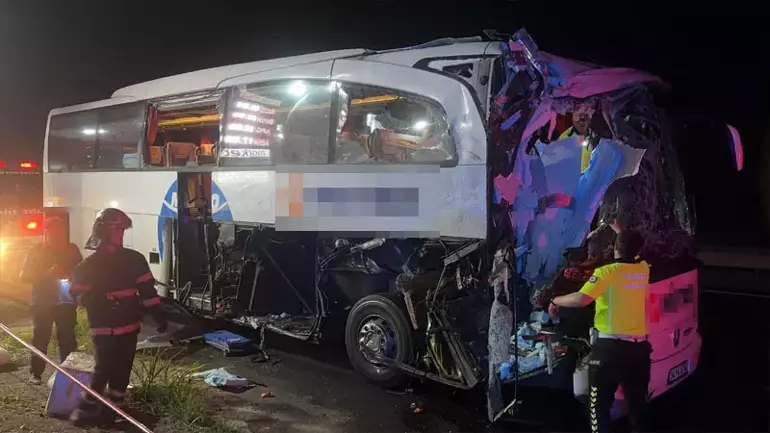 Sakarya'da yolcu otobüsü TIR'a arkadan çarptı: 2'si ağır, 13 yaralı 10 685640b7e6619ed9c5ffcbe2