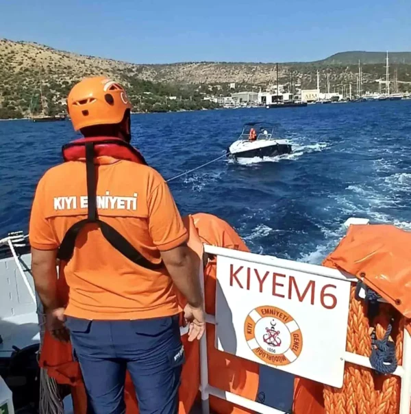 Makine arızası nedeniyle sürüklenen tekne kurtarıldı 9 bodrum da icinde iki kisi bulunan ve suruklen 18772286 amp e1750494383178