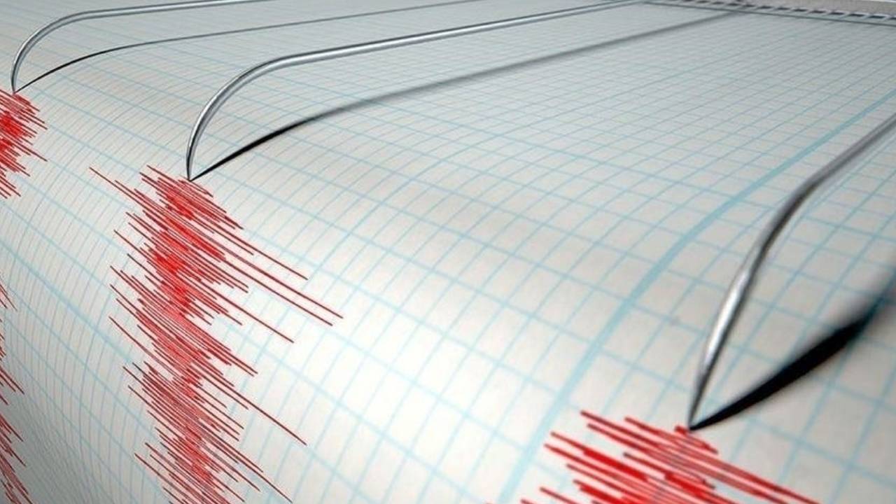 Akdeniz'de 4.4 büyüklüğünde deprem 18 marmara denizi nde 3 5 ve 3 7 buyuklugunde deprem