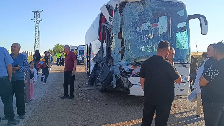Afyonkarahisar'da yolcu otobüsü tıra çarptı: 24 yaralı 8 resized 8f190 e545a280afy