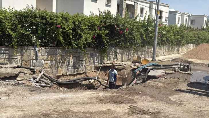 Su isale hattı patladı, yol trafiğe kapandı 6 6874e0b2235d3a4eccb6ace7
