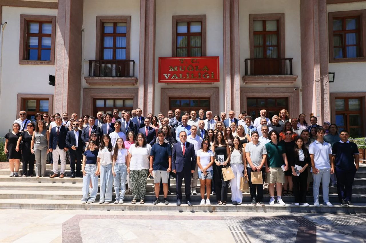 Ilk 1000’e giren öğrenciler Vali Akbıyık’ı ziyaret etti. 2 FB IMG 1753891152171 scaled