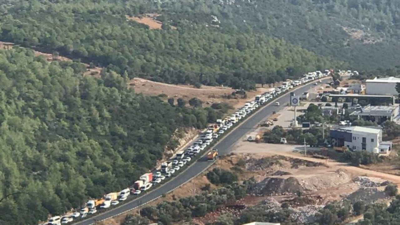 Milas-Yatağan yolu trafiğe kapatılacak 19 MILAS BODRUM KARA YOLU TIKANDI