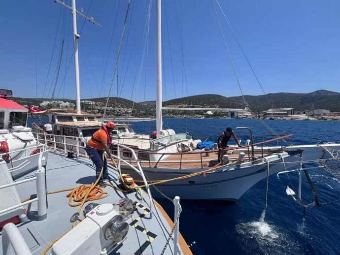 Su alan teknedeki 6 kişi kurtarıldı 18 bodrum aciklarinda su alan teknedeki 6 kisi 18842337 amp e1752338449669