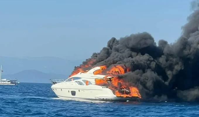 Yanan Lüks Tekne Mıstaçoğlu Ailesine Ait Çıktı 4 bodrum motoryat yandi e1752571554125