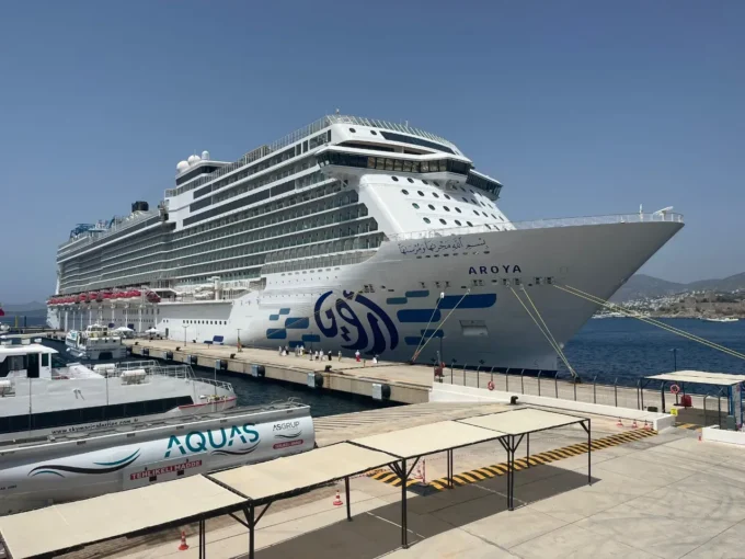 Aroya” 843 yolcu ile geldi 5 dev kruvaziyer aroya bodrum cruise porta demir atti2 e1753696670585