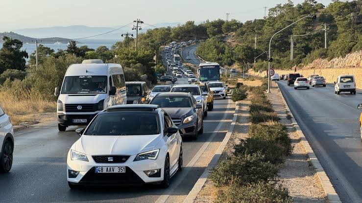 Milas Bodrum Karayolunda araç yoğunluğunu sürüyor 7 images 15
