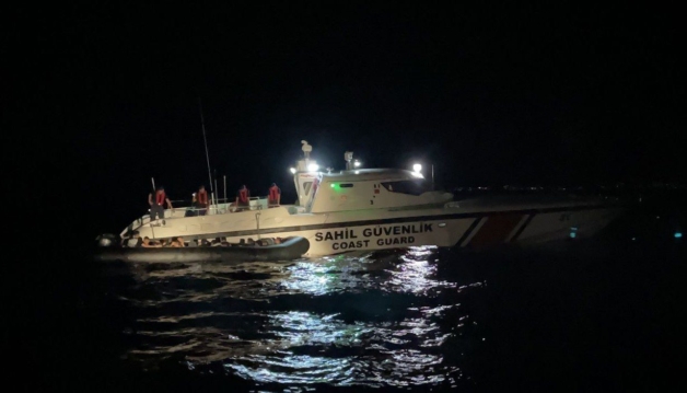 Sörf teknesi kayaya çarparak hasar gördü. 1 25Tem23Bodrum26 e1755250122180