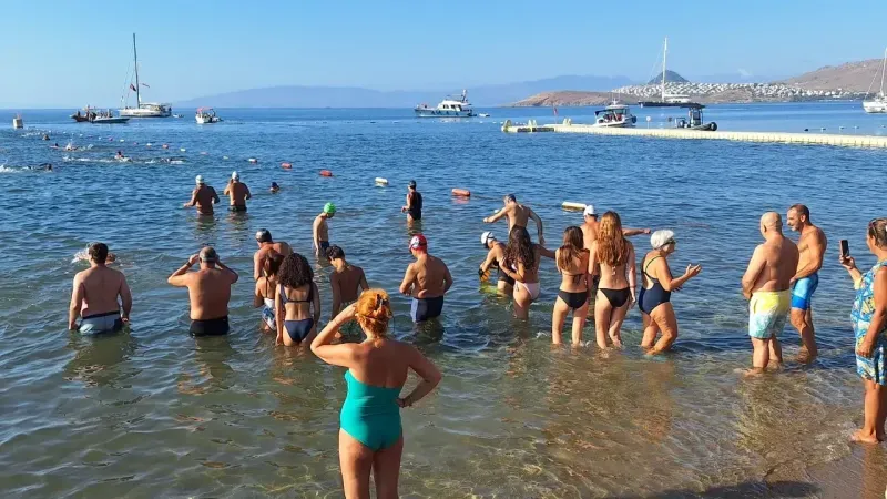 150 kişi bayraklarıyla Çelebi Adası'na yüzdü 14 30agustosbodrum